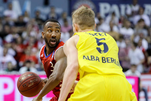 全队几乎陷 全队几乎陷